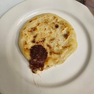 Pupusa De Frijol Y Queso